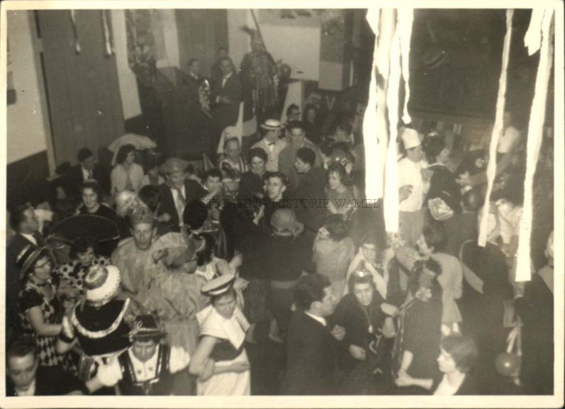 0302-0014-0016 Carnaval 1962 met Cor v Riel Prins Zeldenrust in de zaal Rutten.jpg